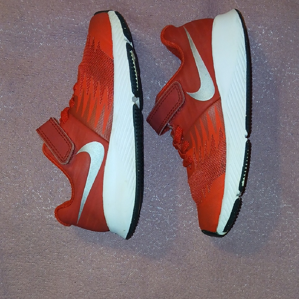 Nike Kids Red star runner Athletic Shoes